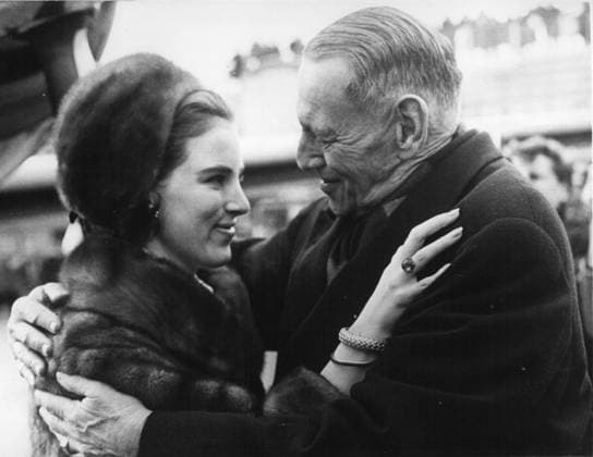 Erben Erbin Mitglieder des Königshauses Prominente 1. Januar 1968 – Die im Exil lebende Königin Anne-Marie kehrt nach Dänemark zurück.: Die im Exil lebende griechische Königin Anne-Marie kehrte gestern zum ersten Mal seit 18 Monaten nach Dänemark zurück. Die 21-jährige Königin kam aus Rom nach Kopenhagen, um am 23. Februar an der Hochzeit ihrer älteren Schwester, Prinzessin Benedikte, teilzunehmen. Das Foto zeigt König Frederik von Dänemark, der gestern seine Tochter, Königin Anne-Marie von Griechenland, am Kopenhagener Flughafen begrüßte. *** Heirs Heiress Members of Royal Family Celebrities 1 January 1968 – the at Exile living Queen Anne Marie returns to Denmark back the at Exile living Greek Queen Anne Marie returned yesterday  Copyright: xUnitedxArchivesx xkpaxKeystonex 19680101_baf_k09_085