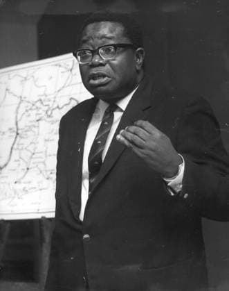 Afrika Ägypten 7. Juli 1968 - Biafras Innenminister spricht in London; Großbritanniens Haltung zum nigerianischen Bürgerkrieg sei heuchlerisch , sagte Biafras Innenminister Herr Mojekwu gestern Abend in London. Einerseits gibt uns Großbritannien Kugeln, um uns zu töten, und andererseits Milch, um uns zu retten. Herr Mojekwu bestritt wütend, dass seine Regierung die Hungersnot und das Flüchtlingsproblem für Propaganda und politische Zwecke missbrauche. Er verlangte eine massive Luftbrücke nach Biafra. Nicht die Soldaten würden versorgt, sondern Flüchtlinge, hungernde Kinder und alte Menschen. Er wiederholte jedoch, dass Biafra keine Lieferungen akzeptieren würde, die über nigerianisches Bundesgebiet geleitet werden. Das Foto zeigt Herrn  Copyright: xUnitedxArchivesx xkpaxKeystonex 19680707_baf_k09_052