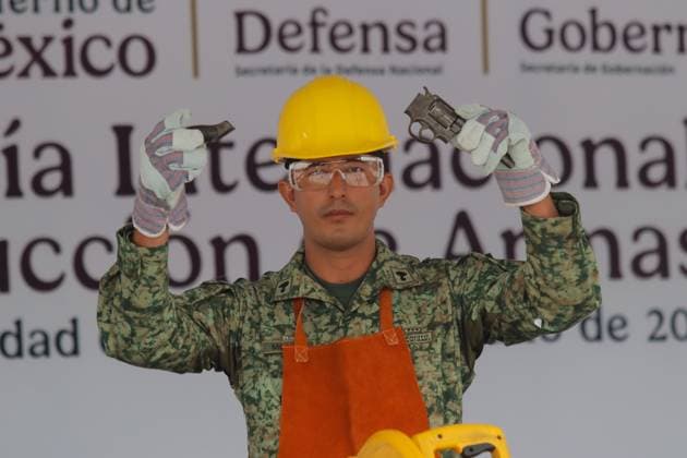 A Mexican army soldier shows a pistol that were destroyed at the ceremony of the International Day for the Destruction of Firearms, 2,090 weapons were seized and destroyed at Basilica of Guadalupe. on July 9, 2025 in Mexico City, Mexico. Mexico City Mexico - ZUMAe321 20250709_zia_e321_031 Copyright: xCarlosxSantiagox