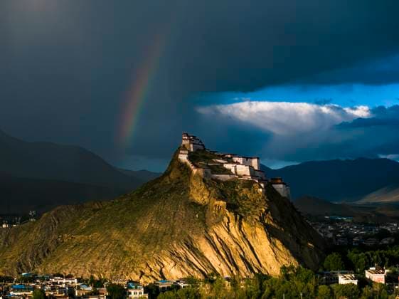 Bilder des Jahres 2025, News 07 Juli News Themen der Woche KW28 SHIGATSE, CHINA - JULY 09: Aerial view of rainbow appearing over Jiangzi Zongshan Castle after a rain on July 9, 2025 in Shigatse, Xizang Autonomous Region of China.  Copyright: xVCGx 111578748785