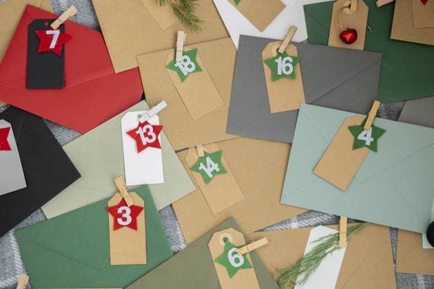 Schritt für Schritt Anleitung zur Herstellung von handgemachten Weihnachts Adventskalender mit Umschlägen. Kreative Handwerk hausgemachte Dekoration. Neujahrsfeier. Winterferien Step by step instruction of making handmade Christmas advent calendar with envelopes. Creative craft homemade decor. New year celebration. Winter holidays Copyright: imageBROKER AnastasiiaxYanishevs ibxiqx14048904.jpg