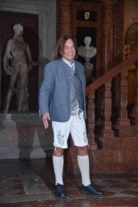 Juergen DREWS, in lederhosen, traditional costume, single picture, cropped, full-length portrait, whole figure Award of the Bavarian Order of Merit in the Antiquariat of the Residence in Munich on 09 07 2025