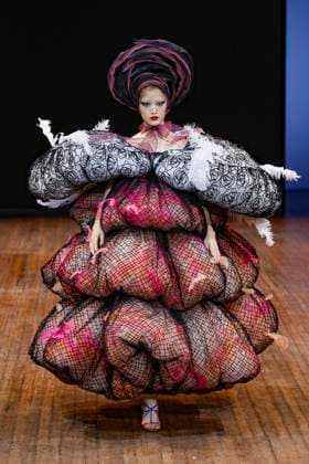 Viktor and Rolf Haute Couture Fall Winter 2025 2026 Collection show during Paris Fashion Week, July 9th, 2025 Viktor and Rolf Fashion Show Haute Couture Fall Winter 2025 2026 Collection , during Paris Fashion Week June 9th, 2025 Paris France  Copyright: xAgencex xBestimagexAgencex xBestimagex