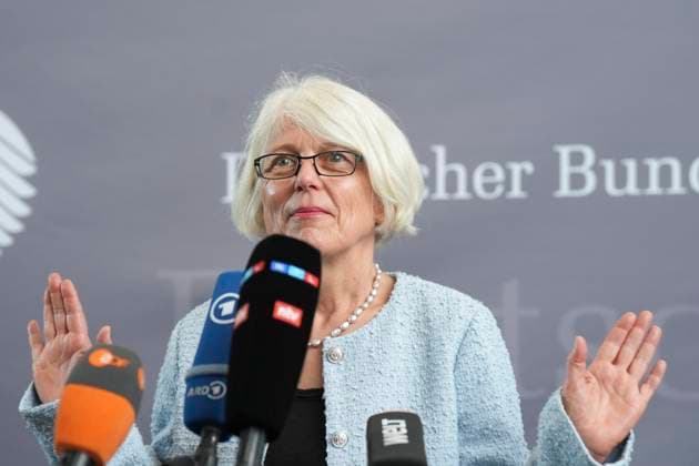 News Themen der Woche KW28 Bundestag, Gesundheitsausschuss, 4. Sitzung (Sondersitzung) des Ausschuss Gesundheit zur Maskenbeschaffung in der Corona-Pandemie Dr. Margaretha Sudhof hebt die Haende hoch und beschreibt dass sie inhaltlich keine Aussagen machen kann bei ihrem Statement nach ihrer Befragung bei der 4. Sitzung (Sondersitzung) des Ausschuss Gesundheit zur Maskenbeschaffung in der Corona-Pandemie, Berlin, 10.07.2025 Berlin Berlin Deutschland *** Bundestag, Health Committee, 4 Session Special Session of the Health Committee on Mask Procurement in the Corona Pandemic Dr. Margaretha Sudhof raises her hands and describes that she cannot make any statements in her statement after her questioning at the 4 Session Special Session of the Health Committee on Mask Pro