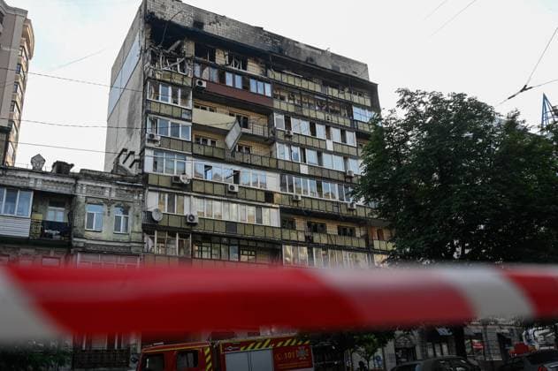 News Themen der Woche KW28 16 wounded in a Russian attack on Kyiv KYIV, UKRAINE - JULY 10: A view on a residential building damaged by a Russian attack in Kyiv, Ukraine on July 10, 2025. According to the statement released by mayor of Kyiv Vitaliy Klychko, 16 people were wounded as the result of the attack. Danylo Antoniuk Anadolu Kyiv Ukraine. Editorial use only. Please get in touch for any other usage.  Copyright: x2025xAnadoluxDanyloxAntoniukx