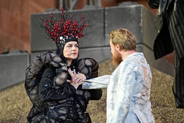Bilder des Jahres 2025, Entertainment 07 Juli Entertainment Themen der Woche KW28 NIBELUNGEN FESTSPIELE. Schauspielerin Jasmin Tabatabai und Schauspieler Eivin Nilsen Salthe während der Fotoprobe zu den Nibelungen Festspielen SEE AUS ASCHE Das Lied der Nibelungen am 09.07.2025 vor dem Kaiserdom Worms. 20250709MWI067096 *** NIBELUNGEN FESTSPIELE Actress Jasmin Tabatabai and actor Eivin Nilsen Salthe during the photo rehearsal for the Nibelungen Festival SEE AUS ASCHE The Song of the Nibelungs on 09 07 2025 in front of the Kaiserdom Worms 20250709MWI067096