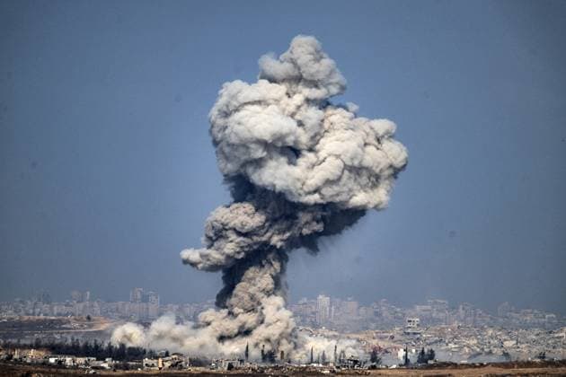 Bilder des Jahres 2025, News 07 Juli News Themen der Woche KW28 Israeli attacks over Gaza continue SDEROT, ISRAEL - JULY 10: Smoke rises from northern Gaza following Israeli army attacks, as it is seen from the Sderot area in Israel on July 10, 2025. Mostafa Alkharouf Anadolu Sderot Israel. Editorial use only. Please get in touch for any other usage.  Copyright: x2025xAnadoluxMostafaxAlkharoufx