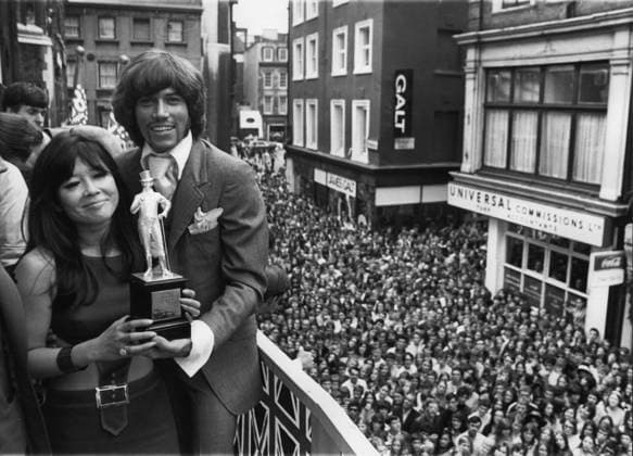 Schönheit Schönheitswettbewerbe Kleidung Kosmetik Mode Frisuren Modellieren 7. Juli 1969 - Barry Gibb von The Bee erhält Auszeichnung als bestgekleidete Persönlichkeit des Jahres: Barry Gibb von den Bee Gees wurde heute von Miss Tsai China, dem Star von The Virgin Soldiers , mit der silbernen Statuette von John Stephan im Wert von 500 £ als bestgekleidete Persönlichkeit des Jahres ausgezeichnet. Die Statuette ist eine 12 hohe Figur von Beau Brummel. An der Präsentation, die im Stephen House, Carney by Street, stattfand, nahmen viele Popstars teil. Das Foto zeigt oben die Carney Street voller Ruhm - Barry Gibb erhält heute seine Auszeichnung von Miss Tsai China. *** Beauty Beauty contests Clothing Cosmetics Fashion Hairsty  Copyright: xUnitedxArchivesx xkpaxKeystonex 19690707_baf_k09_025