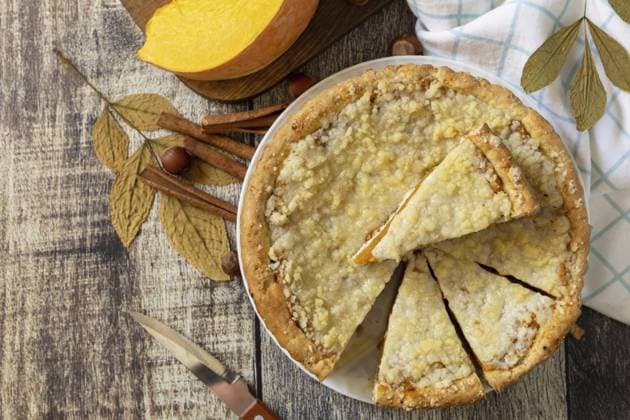 Fall traditionellen Kürbiskuchen mit Zimt auf einem rustikalen hölzernen Hintergrund. Festliches hausgemachtes Thanksgiving Dessert. Ansicht von oben. Platz zum Kopieren Fall traditional pumpkin pie with cinnamon on a rustic wooden background. Festive homemade Thanksgiving dessert. View from above. Copy space Copyright: imageBROKER ELENAxHRAMOVA ibxiqx14179355.jpg