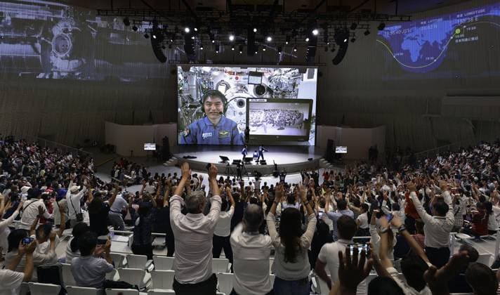 Bilder des Jahres 2025, News 07 Juli News Themen der Woche KW28 Space event at Osaka expo Japanese astronaut Takuya Onishi, now on a half-year mission aboard the International Space Station, is projected on a screen at the World Exposition in Osaka during an event connecting the expo venue with the ISS on July 10, 2025.  A14AA0004716582P