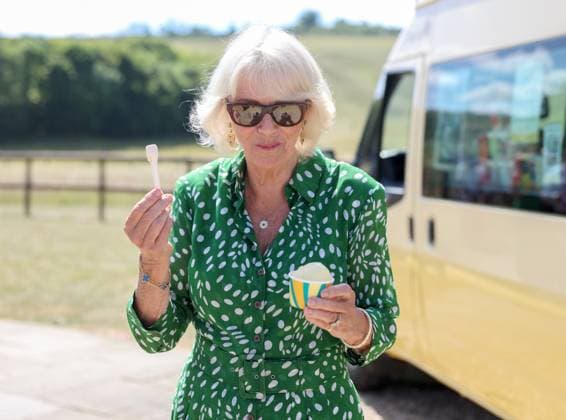 Bilder des Jahres 2025, Entertainment 07 Juli Entertainment Themen der Woche KW28 Queen Camilla Visits Local Charities Supporting Communities In Wiltshire CALNE, ENGLAND - JULY 10: Queen Camilla smiles with an ice cream from Joanna Weaver s ice cream van during a visit to celebrate the 50th anniversary of the Wiltshire and Swindon Community Foundation at Manor Farm on July 10, 2025 in Calne, England., Credit:Chris Jackson Avalon United Kingdom, England, Calne  Copyright: xChrisxJacksonx xAvalonx 1020474277