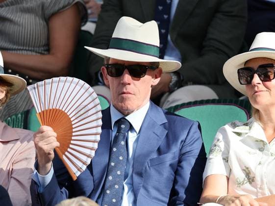 . 10 07 2025. London, United Kingdom. Rob Brydon keeps cool with a fan in the Royal Box on day eleven of the Wimbledon Tennis Championships in London..  xStephenxLockx xi-Imagesx IIM-26093-0081