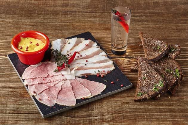 Aufgeschnittener Prosciutto oder Parmaschinken, Brot mit Salz, Senf und ein Glas Wodka mit würzigem Pfeffer auf einem Holztisch. Von oben gesehen. Konzept Restaurant Menü. Stillleben Sliced prosciutto or parma ham, bread with salt, mustard and a glass of vodka with spicy pepper on a wooden table. From top view. Concept restaurant menu. Still life Copyright: imageBROKER DerichxAnrey ibxiqx14208998.jpg