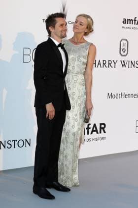 Matthew Bellamy (du groupe Muse) et sa nouvelle compagne Elle Evans - Photocall de la soirée 22nd edition of AmfAR s Cinema Against AIDS Gala à l hôtel de l Eden Roc au Cap d Antibes le 21 mai 2015, lors du 68ème festival du film de Cannes. Call of 22nd edition of AmfAR s Cinema Against AIDS Gala to benefit AmfAR, the foundation for AIDS Research at Eden Roc Hotel in Cap d Antibes on may 21, 2015, during the 68th Cannes Film Festival Cap d Antibes France *** Matthew Bellamy of the band Muse and his new partner Elle Evans Photocall of the 22nd edition of AmfAR s Cinema Against AIDS Gala at the Eden Roc Hotel in Cap dAntibes on May 21, 2015, during the 68th Cannes Film Festival Call of 22nd edition of AmfAR s Cinema Against AIDS Gala to b  Copyright: xDOMINIQUExJACOVIDESx xBESTIMAGExDOMINIQUExJACOVIDESx xBESTIMAGEx