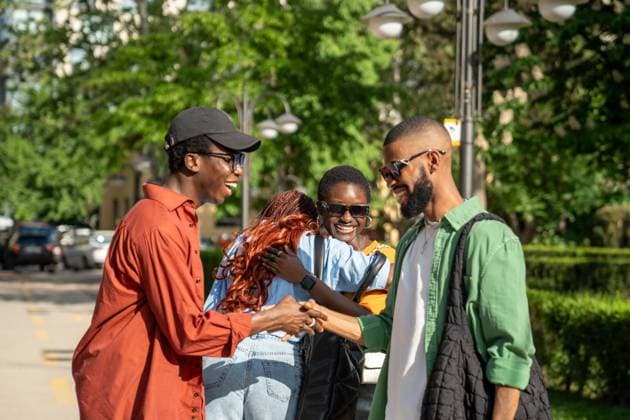 Fröhliche, fröhliche afroamerikanische Freunde, die ein plötzliches, angenehmes Treffen auf der Straße im Freien genießen Cheerful meeting of happy black friends. Women hugging cuddling, laughing loudly joyfully, men respectfully shake hands, smiling. African American people fellows students greeting say hello on street (License=RF) ,model released, Symbolfoto Copyright: xZoonar.com DmitriixMarchenkox 23737489 ,model released, Symbolfoto ,property released