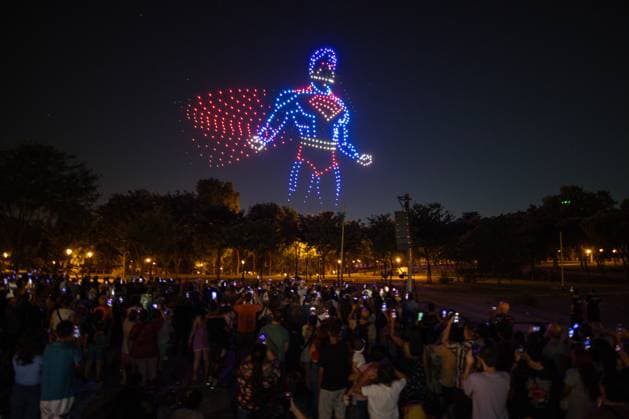 Bilder des Jahres 2025, News 07 Juli News Themen der Woche KW28 July 10, 2025, Madrid, Spain: An image of Superman is projected by drones over the sky of Madrid. More than 600 drones were used today, Thursday, in the air show held at the San Isidro fairgrounds in Madrid, one day before the world premiere of the new Superman film. Madrid Spain - ZUMAs197 20250710_aaa_s197_196 Copyright: xDavidxCanalesx