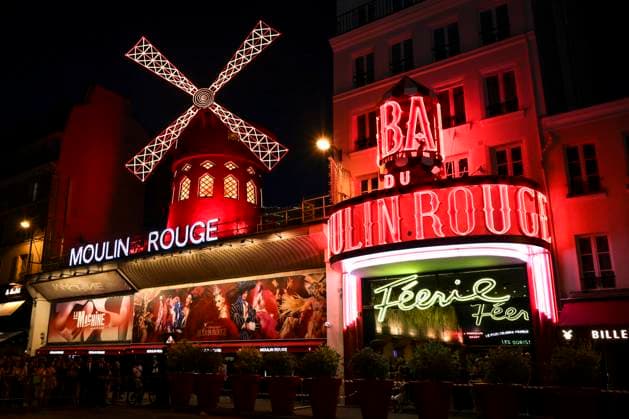 Bilder des Jahres 2025, News 07 Juli News Themen der Woche KW28 The Moulin Rouges wings are spinning again, fourteen months after their accidental fall in Paris on July 10, 2025 The legendary cabaret in Pariss 18? arrondissement celebrated this reboot with fireworks and a profusion of red feathers Shortly before 11 p.m., these decorations, more than twelve meters in diameter, came to life thanks to the start-up of a brand-new, custom-built electric motor For the occasion, the Moulin Rouge troupe performed in front of the establishment, Jack Tribeca Bestimage The Moulin Rouges wings are spinning again, fourteen months after their accidental fall in Paris on July 10, 2025 The legendary cabaret in Paris s 18th arrondissement celebrated this revival with fireworks and a profusion of red feathers Shortly be  Copyright: xJackxTribecax xBestimagexJackxTribecax xBestimagex