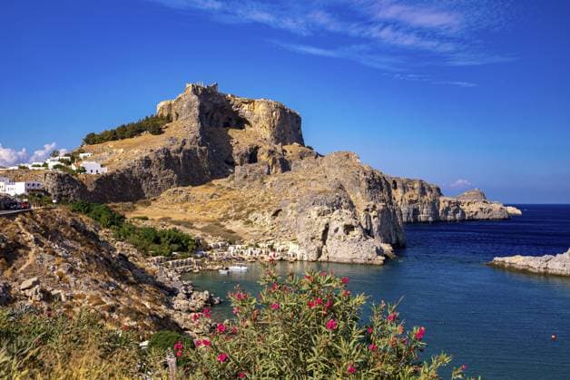 IMAGO Creative, Herbst, Reiseziel, Dodekanes, Griechische Inseln Die Akropolis von Lindos und der Strand in der St. Paul s Bay auf Rhodos Die Akropolis von Lindos und der Strand in der St. Paul s Bay auf Rhodos Copyright: imageBROKER MarutaxDmitri ibxiqx13917940.jpg