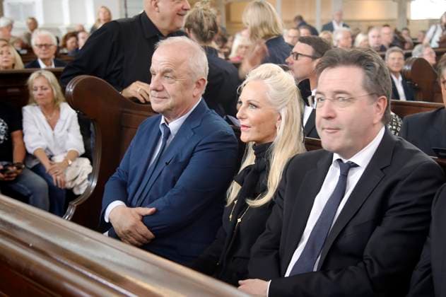 Hubertus Meyer-Burckhardt und Marion Fedder bei der öffentlichen Gedenkfeier für Carlo von Tiedemann im Hamburger Michel. Hamburg, 10.07.2025 *** Hubertus Meyer Burckhardt and Marion Fedder at the public memorial service for Carlo von Tiedemann in Hamburgs Michel church Hamburg, 10 07 2025 Foto:xM.xWehnertx xFuturexImagex tiedemann_5744