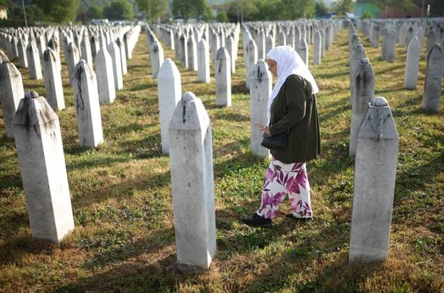 Bilder des Jahres 2025, News 07 Juli News Themen der Woche KW28 News Bilder des Tages 30th anniversary of the Srebrenica genocide A Bosnian Muslim woman walks by tomb stones of victims killed during the Srebrenica genocide, at the Srebrenica-Potocari Memorial Center in Potocari, Bosnia and Herzegovina, on July 11, 2025.  ArminxDurgut PIXSELL