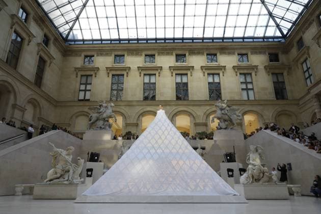 Semi Exclusive Jordan Roth La Nuit de la Mode Fashion Week at the Louvre, Paris on 10 July 2025 Marc Ausset Lacroix Bestimage La Nuit de la Mode Fashion Week at the Louvre, Paris on 10 July 2025 Paris France  Copyright: xMarcxAussetxLacroixx xBestimagexMarcxAussetxLacroixx xBestimagex