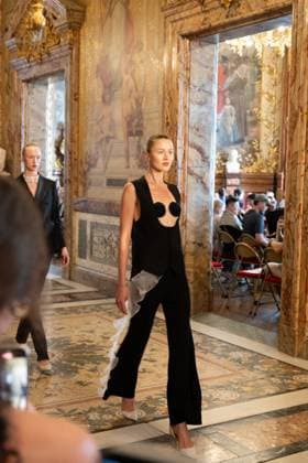 Peet Dullaert Fashion Show Haute Couture Fall Winter 2025 2026 Collection during Paris Fashion Week on july 10th 2025 Jonathan Jacob Bestimage Peet Dullaert Fashion Show Haute Couture Fall Winter 2025 2026 Collection , during Paris Fashion Week on july 10th 2025 Paris France  Copyright: xJonathanxJacobx xBestimagexJonathanxJacobx xBestimagex