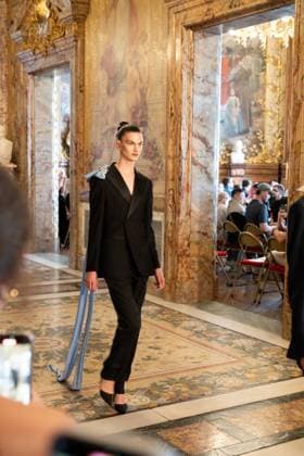 Peet Dullaert Fashion Show Haute Couture Fall Winter 2025 2026 Collection during Paris Fashion Week on july 10th 2025 Jonathan Jacob Bestimage Peet Dullaert Fashion Show Haute Couture Fall Winter 2025 2026 Collection , during Paris Fashion Week on july 10th 2025 Paris France  Copyright: xJonathanxJacobx xBestimagexJonathanxJacobx xBestimagex