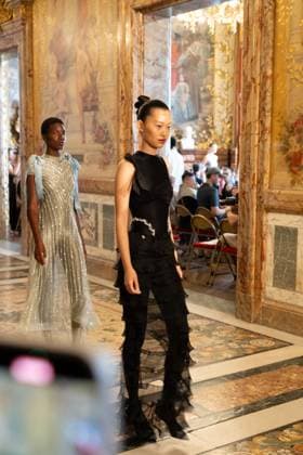 Peet Dullaert Fashion Show Haute Couture Fall Winter 2025 2026 Collection during Paris Fashion Week on july 10th 2025 Jonathan Jacob Bestimage Peet Dullaert Fashion Show Haute Couture Fall Winter 2025 2026 Collection , during Paris Fashion Week on july 10th 2025 Paris France  Copyright: xJonathanxJacobx xBestimagexJonathanxJacobx xBestimagex