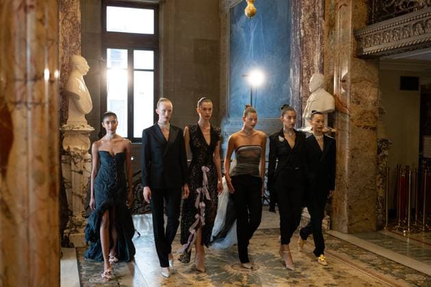 Peet Dullaert Fashion Show Haute Couture Fall Winter 2025 2026 Collection during Paris Fashion Week on july 10th 2025 Jonathan Jacob Bestimage Peet Dullaert Fashion Show Haute Couture Fall Winter 2025 2026 Collection , during Paris Fashion Week on july 10th 2025 Paris France  Copyright: xJonathanxJacobx xBestimagexJonathanxJacobx xBestimagex