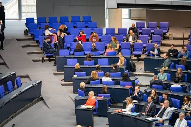Bilder des Jahres 2025, News 07 Juli News Themen der Woche KW28 News Bilder des Tages Die Linken Abgeordneten drehen sich während einer rede der AFD zum Thema 30. Jahrestag des Voelkermords von Srebrenica vom Redner weg. Berlin, 11.07.2025. Berlin Deutschland *** Left-wing MPs turn away from the speaker during an AFD speech on the 30th anniversary of the Srebrenica genocide Berlin, 11 07 2025 Berlin Germany Copyright: xTiloxStraussx