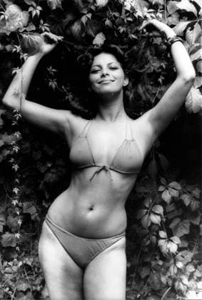Mädchen im Bikini 1960-1970 1. Januar 1970 – London, England, Vereinigtes Königreich – Archivfoto aus den 1960er- und 1970er-Jahren. Mädchen posieren in Bikinis bei Modenschauen, Shootings und beim Sonnenbaden am Strand. Der offiziellen Version zufolge wurde der moderne Bikini 1946 vom französischen Ingenieur Louis Rekard und dem Modedesigner Jacques Heim in Paris erfunden und am 5. Juli bei einer Modenschau im Piscine Molitor in Paris vorgestellt. Es handelte sich um einen String-Bikini mit einem String-Tanga auf der Rückseite. Benannt wurde er nach dem Bikini-Atoll, wo wenige Tage zuvor auf den Marshallinseln Atomwaffentests stattgefunden hatten, mit der Begründung, dass die dadurch ausgelöste Aufregung an die einer Atombombe erinnern wür  Copyright: xUnitedxArchivesx xkpaxKeystonex 19700101_jej_k09_297 !ACHTUNG AUFNAHMEDATUM GESCHÄTZT!