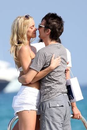 Matthew Bellamy et Elle Evans s embrassent longuement avant d embarquer sur leur annexe à Saint-Topez le 15 juillet 2015. Matthew Bellamy and Elle Evans leave Club 55 in Saint-Tropez. July 15th, 2015. Saint-Tropez France *** Matthew Bellamy and Elle Evans kiss for a long time before boarding their dinghy in Saint Tropez July 15th, 2015 Matthew Bellamy and Elle Evans leave Club 55 in Saint Tropez July 15th, 2015 Saint Tropez France  Copyright: xJACOVIDES-MOREAUx xBESTIMAGExJACOVIDES-MOREAUx xBESTIMAGEx