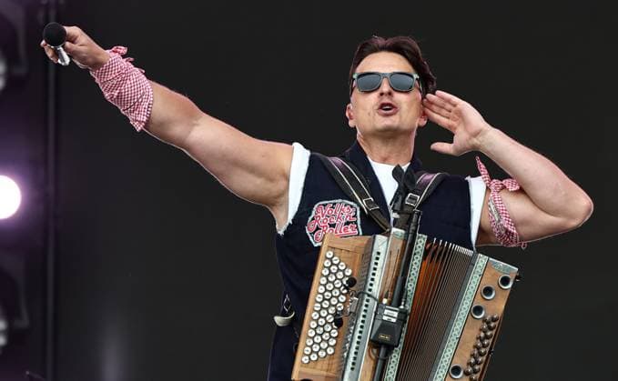 Bilder des Jahres 2025, Entertainment 07 Juli Entertainment Themen der Woche KW28 Open Air Andreas Gabalier - Erfurt EDITORIAL USE ONLY NUR ZUR REDAKTIONELLEN NUTZUNG 11.07.2025, Erfurt, Domplatz, Sommer OpenAir Andreas Gabalier - Ein Hulapalu auf uns - Tour 2025 *** Open Air Andreas Gabalier Erfurt EDITORIAL USE ONLY FOR EDITORIAL USE 11 07 2025, Erfurt, Domplatz, Sommer OpenAir Andreas Gabalier Ein Hulapalu auf uns Tour 2025
