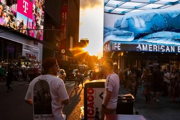 News Themen der Woche KW28 Manhattanhenge 2025 The second Manhattanhenge of the year is seen in Times Square in New York City, USA, on July 11, 2025. This year, Manhattanhenge is partially visible but mostly covered by clouds. Manhattanhenge, also called the Manhattan Solstice, is an event during which the setting sun or the rising sun aligns with the east-west streets of the main street grid of Manhattan. New York City New York United States  Copyright: xAashishxKiphayetx originalFilename: kiphayet-manhatta250711_npsNo.jpg