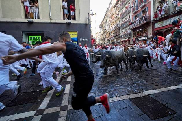 News Themen der Woche KW28 July 12, 2025, Pamplona, Navarre, Spain: People take part in the traditional encierro (bull-run) of the San Fermin Festival in Pamplona, Spain on July 12, 2025. The bull-running fiesta is held annually from 06 to 14 July in commemoration of the city s patron saint. Visitors from all over the world attend the festival. Many of them physically participate in the highlight event - the running of the bulls, or encierro - where they attempt to outrun the animals along a route through the narrow streets of Pamplona s old city. Pamplona Spain - ZUMAa206 20250712_zsp_a206_010 Copyright: xRubenxAlbarranx