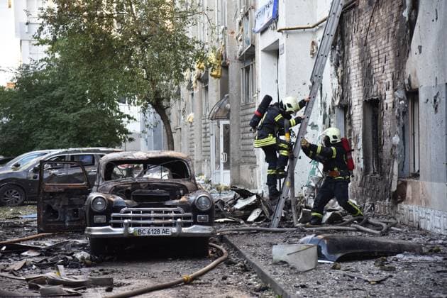 News Themen der Woche KW28 Aftermath of massive Russian drone and missile attack on Lviv LVIV, UKRAINE - JULY 12: Emergency teams on duty following Russia s most massive attack on the city since the start of the full-scale invasion in Lviv, Ukraine on July 12, 2025. On the night of Saturday, July 12, Russia carried out its largest drone attack on Lviv. Several houses and cars were damaged, as well as industrial facilities. There were no civilian casualties. Michael Sorrow Anadolu Lviv Ukraine. Editorial use only. Please get in touch for any other usage.  Copyright: x2025xAnadoluxMichaelxSorrowx