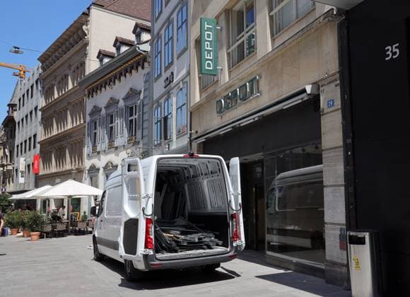 10.07.2025, Schweiz, Wirtschaft, Einzelhandel, Geschäftsschliessungen, Transporter vor einer geschlossenen Depot Filiale, Insolvenz, Schweiz *** 10 07 2025, Switzerland, economy, retail, store closures, vans in front of a closed Depot branch, insolvency, Switzerland Copyright: xD.xKerlekin SnowfieldxPhotographyx SF100725DepotD