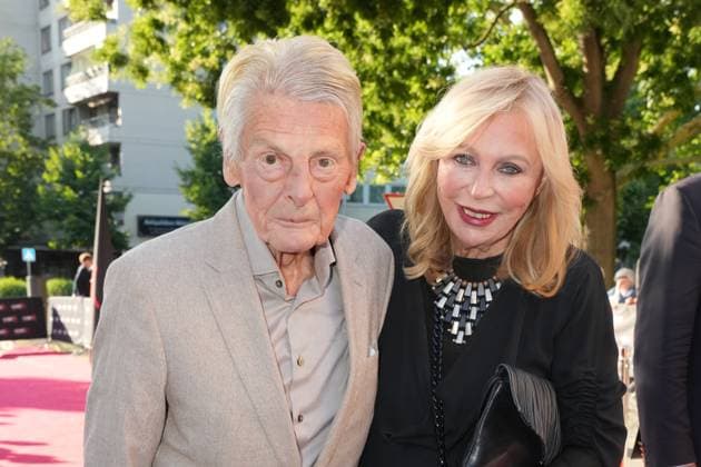 Nibelungen-Festspiele 2025. Klaus Bresser mit Ehefrau Evelyn Bresser bei der Premiere des Stück - SEE AUS ASCHE – Das Lied der Nibelungen - der Nibelungen-Festspiele am 11.07.2025 vor dem Wormser Dom. Worms Wormser Dom Rheinland-Pfalz *** Nibelungen Festival 2025 Klaus Bresser with his wife Evelyn Bresser at the premiere of the play SEE AUS ASCHE - Das Lied der Nibelungen at the Nibelungen Festival on 11 July 2025 in front of Worms Cathedral Worms Worms Cathedral Rhineland-Palatinate