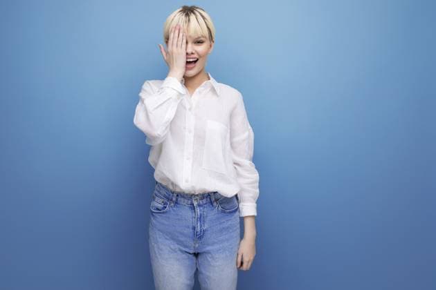 Junge kaukasische Frau mit einem kurzen Haarschnitt ist in einem weißen Hemd auf Hintergrund mit Kopie Raum gekleidet. Menschen Lifestyle Konzept Young caucasian woman with a short haircut is dressed in a white shirt on background with copy space. people lifestyle concept Copyright: imageBROKER IvanxTraimak ibxiqx13794694.jpg ,model released, Symbolfoto ,property released