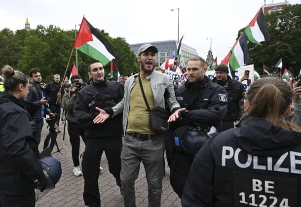 Bilder des Jahres 2025, News 07 Juli News Themen der Woche KW28 Berlin police intervene pro-Palestinian protest BERLIN, GERMANY - JULY 12: Police officer detains demonstrator during a protest against Israeli attacks on Gaza as people gather to stage a demonstration at Neptun Square in Berlin, Germany on July 12, 2025. Halil Sagirkaya Anadolu Berlin Germany. Editorial use only. Please get in touch for any other usage.  Copyright: x2025xAnadoluxHalilxSagirkayax