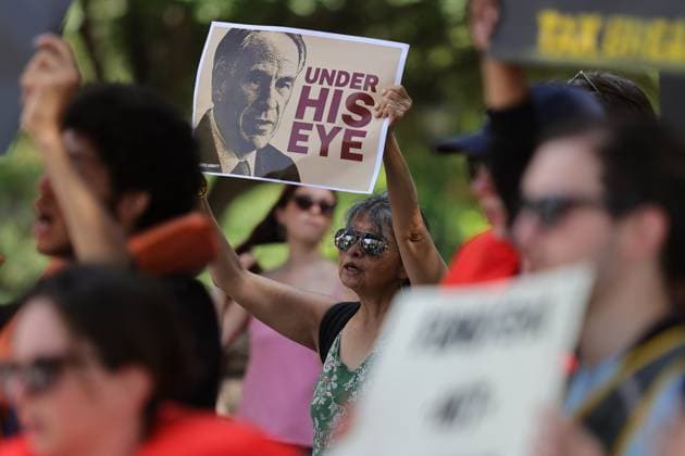Bilder des Jahres 2025, News 07 Juli News Themen der Woche KW28 Demonstrators Call Out Texas Government Failures Following Deadly Floods Protestors gather outside the Texas State Capitol Building in Austin, Texas, on July 12, 2025. A protestor holds a sign depicting the Texas state governor with the words, under his eye. Austin, Texas Texas United States  Copyright: xReginaldxMathalonex originalFilename: mathalone-notitle250712_np1bJ.jpg