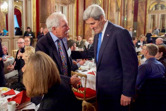 Info - Ted Turner, le fondateur de CNN, hospitalisé - Le secrétaire d Etat américain John Kerry salue homme d affaires et militant écologiste Ted Turner le 8 Décembre, 2015, à l Hôtel Westin à Paris, en France, avant d aborder un petit-déjeuner de la Fondation des Nations Unies axée sur l océan au milieu du sommet sur le changement climatique COP21. U.S. Secretary of State John Kerry greets businessman and environmental activist Ted Turner on December 8, 2015, at the Westin Hotel in Paris, France, before addressing a United Nations Foundation breakfast focused on the ocean amid the COP21 climate change summit. Paris France *** Info Ted Turner, CNN founder, hospitalized U.S. Secretary of State John Kerry greets businessman and environmental  Copyright: xStatexDepartmentxviaxBestimagexStatexDepartmentxviaxBestimagex