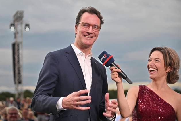News Themen der Woche KW28 v. li. im Bild Hendrik Wüst Ministerpräsident NRW, Anna Planken Moderration 12.07.2025 Sommerkonzert der Landesregierung im Luftschiffhangar Mülheim Essen 1., Flughafen Mülheim Essen, Essen, NRW Germany *** from left in the picture Hendrik Wüst Minister President NRW, Anna Planken Moderation 12 07 2025 Summer concert of the state government in the airship hangar Mülheim Essen 1 , Airport Mülheim Essen, Essen, NRW Germany Copyright: xpepphotox xHorstxMauelshagenx pep00321, pep_20250712_hm_82497 NRW Germany *** from left in the picture Hendrik Wüst Minister President NRW, Anna Planken Moderation 12 07 2025 Summer concert of the state government in the airship hangar Mülheim Essen 1 , Airport Mülheim Essen, Essen, NRW Germany from left in th Copyright: xIMAGO pepphotox xHorstxMauelshagenx imago images 1064105940