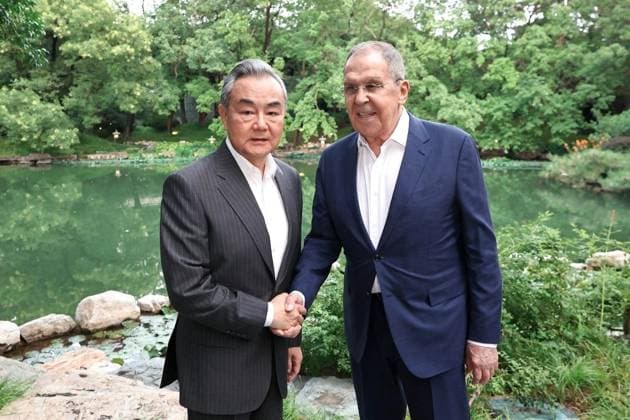 News Themen der Woche KW28 China Russia 8963375 13.07.2025 Russian Foreign Minister Sergey Lavrov and Chinese Foreign Minister Wang Yi shake hands during a meeting in Beijing, China. Sputnik Editorial use only, no archive, no commercial use Beijing China  Copyright: xx