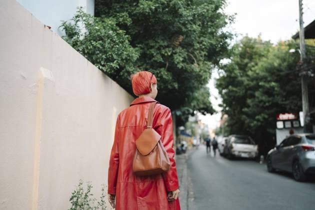 Creative Highlights Symbolbilder Gen z Mädchen Leder Mode mit Punk asiatische Frau Tourist der lokalen Stadt Südostasien reisen trendige rosa Frisur junge weibliche Punk Reisende zu Fuß rund um in der Stadt Gen z girl leather fashion with punk Asian woman tourist of local city Southeast Asia travel trendy pink hairstyle young female punk traveler walking around in town Copyright: imageBROKER SirijitxJongcharoenk ibxiqx14199253.jpg ,model released, Symbolfoto ,property released