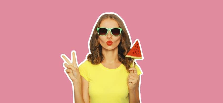 Sommer Porträt der stilvollen jungen Frau mit frischen saftigen Lutscher oder Eis geformt Scheibe Wassermelone trägt Sonnenbrille auf rosa Hintergrund Summer portrait of stylish young woman with fresh juicy lollipop or ice cream shaped slice of watermelon wearing sunglasses on pink background Copyright: imageBROKER VeronikaxKorneva ibxiqx14272106.jpg ,model released, Symbolfoto ,property released