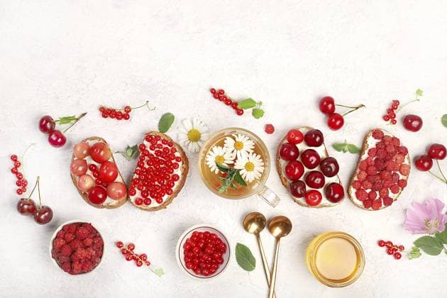 Gesundes Frühstück mit Zutaten und Kräutertee mit Kamille. Diät Obst Mini Sandwiches mit weichem Hüttenkäse und frischen Beeren, Himbeeren, Johannisbeeren und Kirschen, Das Konzept der gesunden und natürlichen Ernährung, Lebensstil, flat lay, Platz für Text, selektiver Fokus Healthy breakfast with ingredients and herbal tea with chamomile. Diet fruit mini sandwiches with soft cottage cheese and fresh berries, raspberries, currants and cherries, The concept of healthy and natural food, lifestyle, flat lay, space for text, selective focus Copyright: imageBROKER SvetlanaxBalyn ibxiqx14285864.jpg