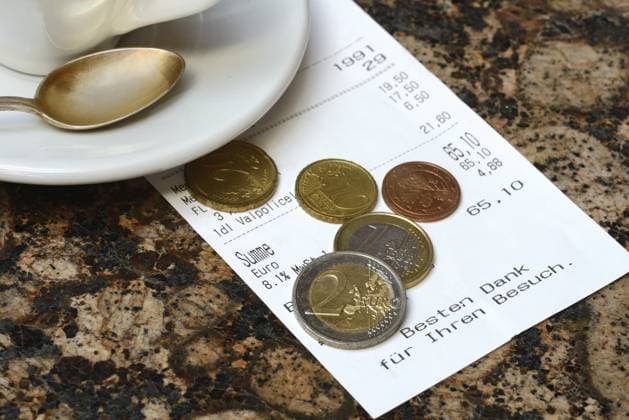 Trinkgeld, Euromünzen mit Kassenbon Tip, euro coins with receipt Copyright: imageBROKER JürgenxPfeiffer ibxjpf13983287.jpg