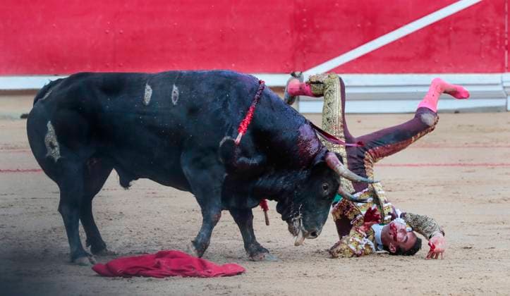 Bilder des Jahres 2025, Entertainment 07 Juli Entertainment Themen der Woche KW28 Fernando Adrian is tossed by a named Ardoso, weighing 595 kilos, from the ranch of La Palmosilla in the bullfight in the Feria del Toro, part of the famed Fiesta de San Fermín in Pamplona, Spain on Sunday, July 13, 2025. Adrian was able to return to the fight and was awarded two ears and carried on shoulders from the bullring. The fiesta ends tomorrow at midnight.  PAM2025071312 JimxHollander