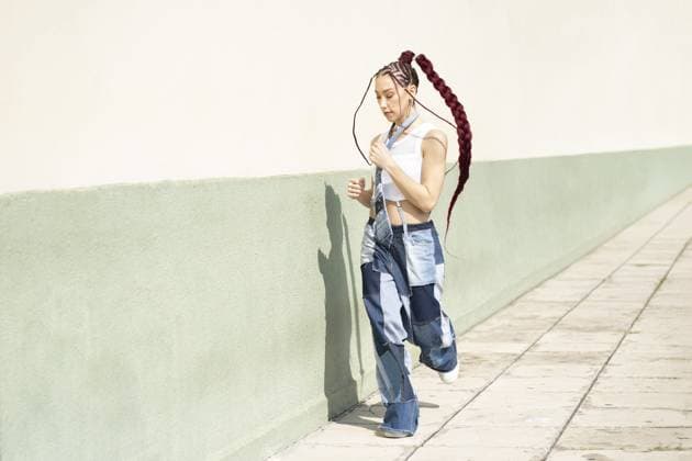 Creative Highlight Symbolbilder Trendiges urbanes Modeporträt vor einer minimalistischen Betonwand Trendy urban fashion portrait against a minimalist concrete wall Copyright: imageBROKER MarianoxGaspar ibxmog14250167.jpg ,model released, Symbolfoto ,property released